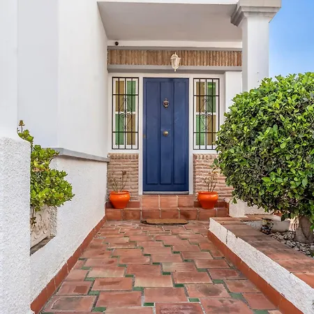 Dom wakacyjny Chic Retreat With A Spacious Garden, Near Burriana Nerja